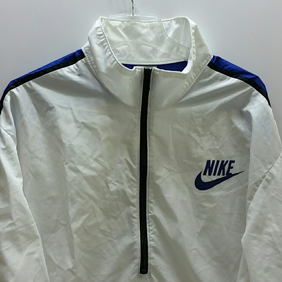 nike windbreaker with front pocket